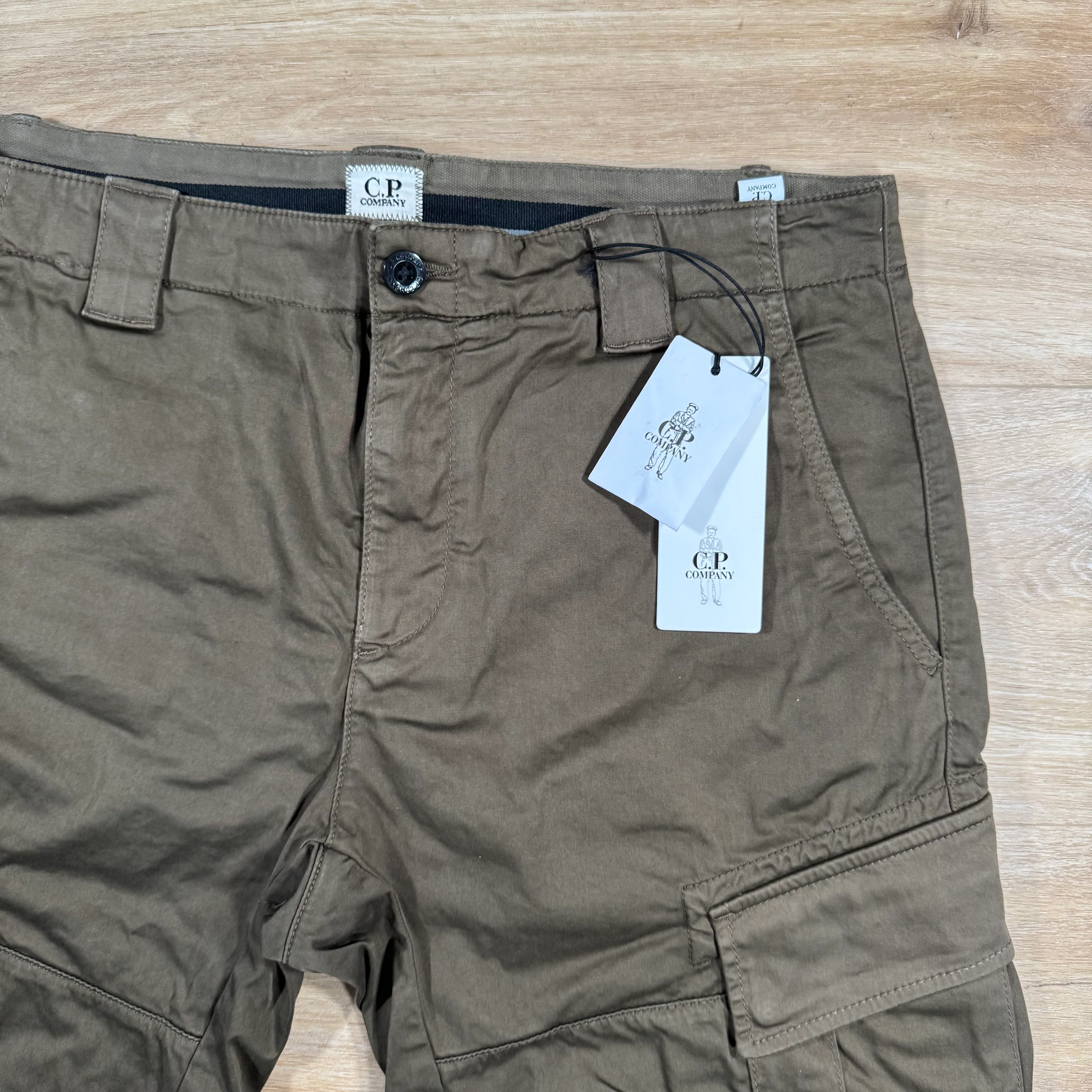 C.P. Company Stretch Sateen Cargo Lens Shorts in Ivy Green - Image 2