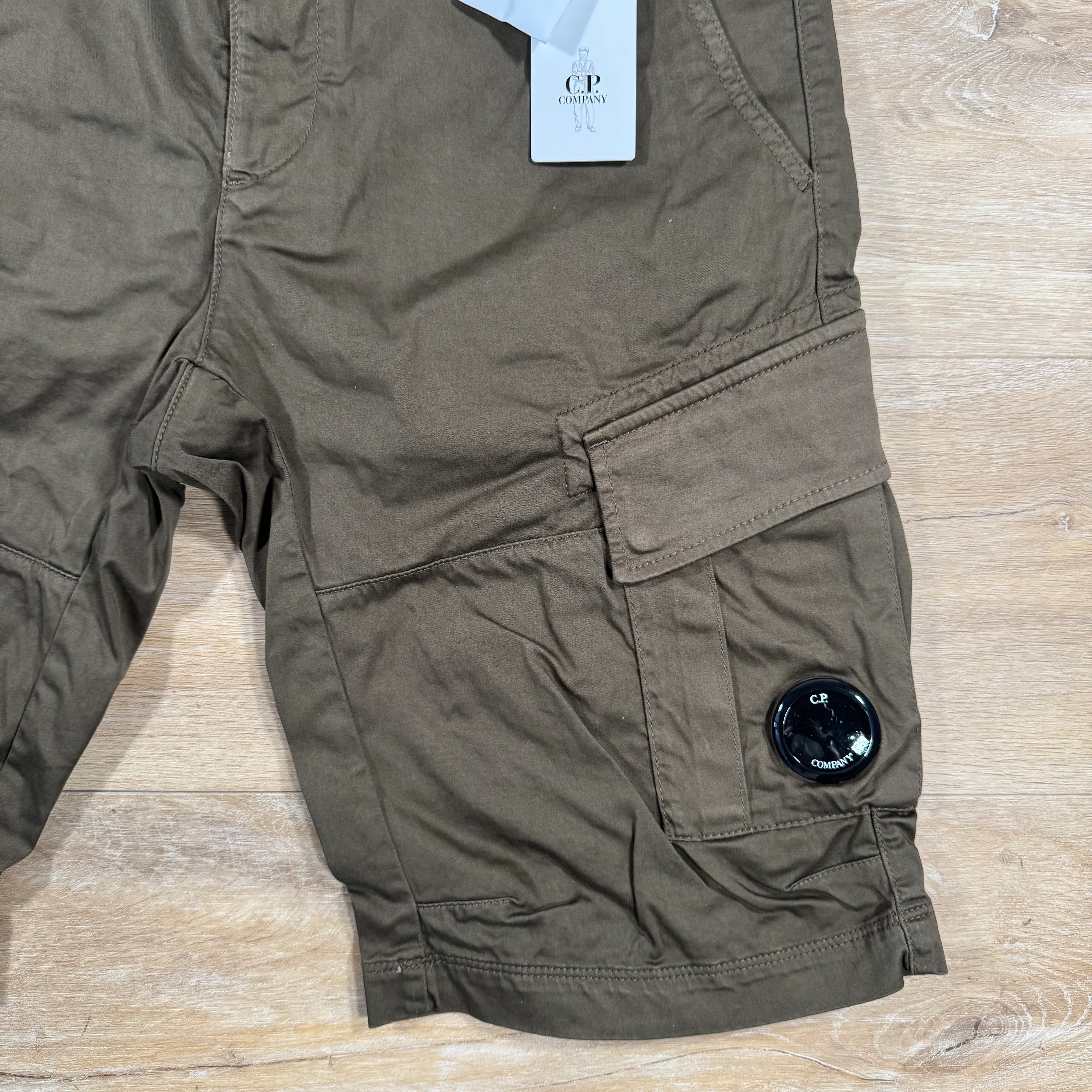 C.P. Company Stretch Sateen Cargo Lens Shorts in Ivy Green - Image 3
