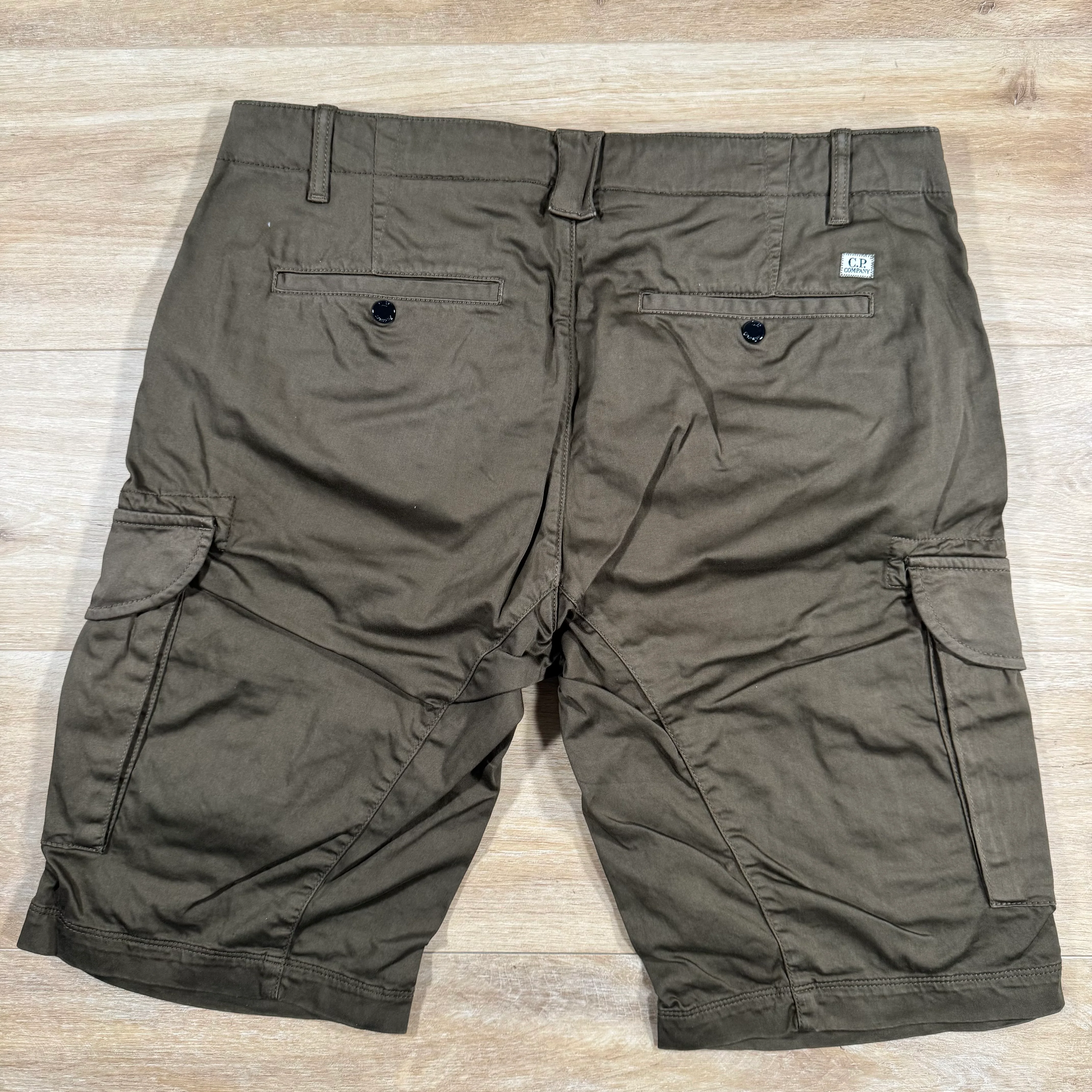 C.P. Company Stretch Sateen Cargo Lens Shorts in Ivy Green - Image 4