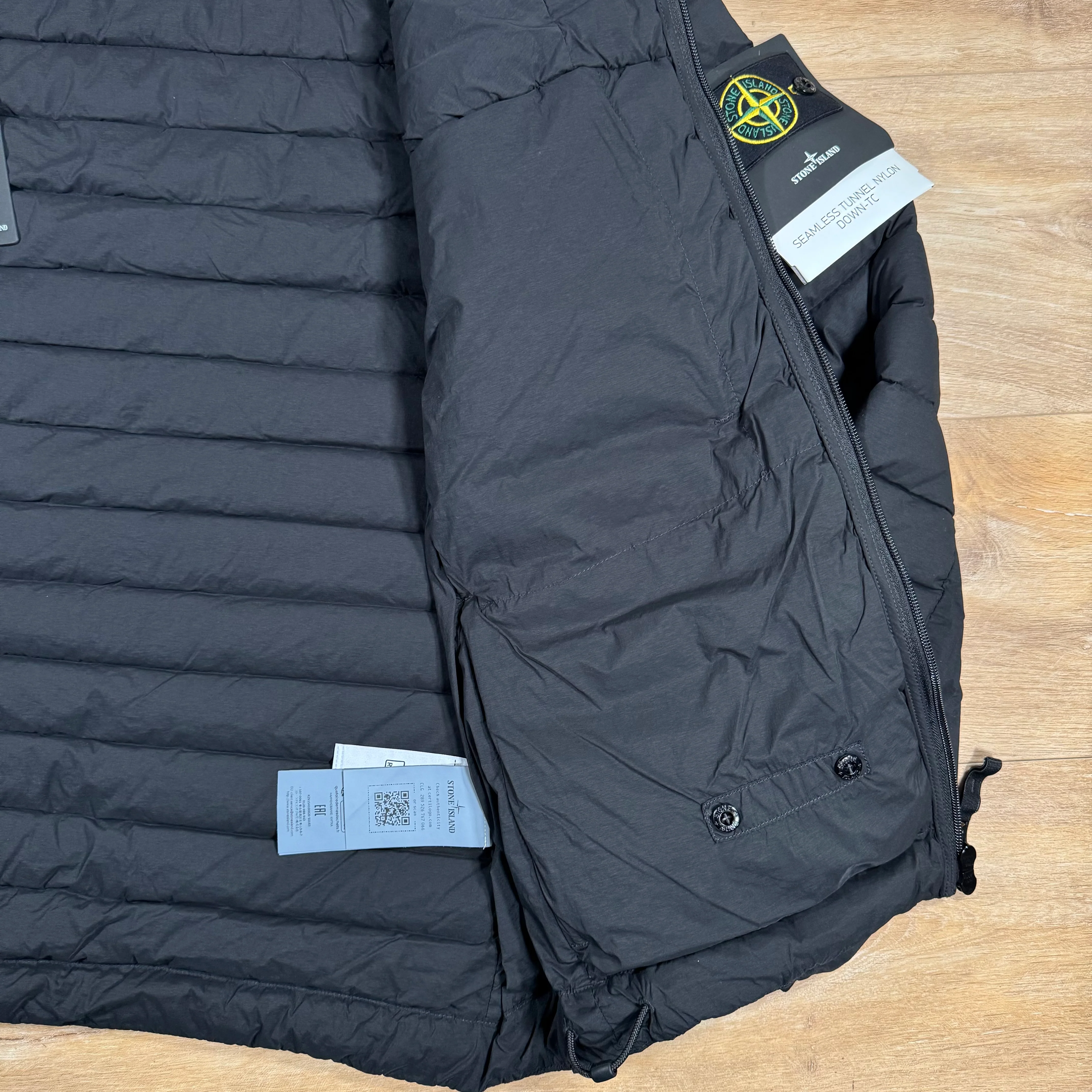 Stone Island Seamless Tunnel Nylon Down-TC Hooded Jacket in Black - Image 7