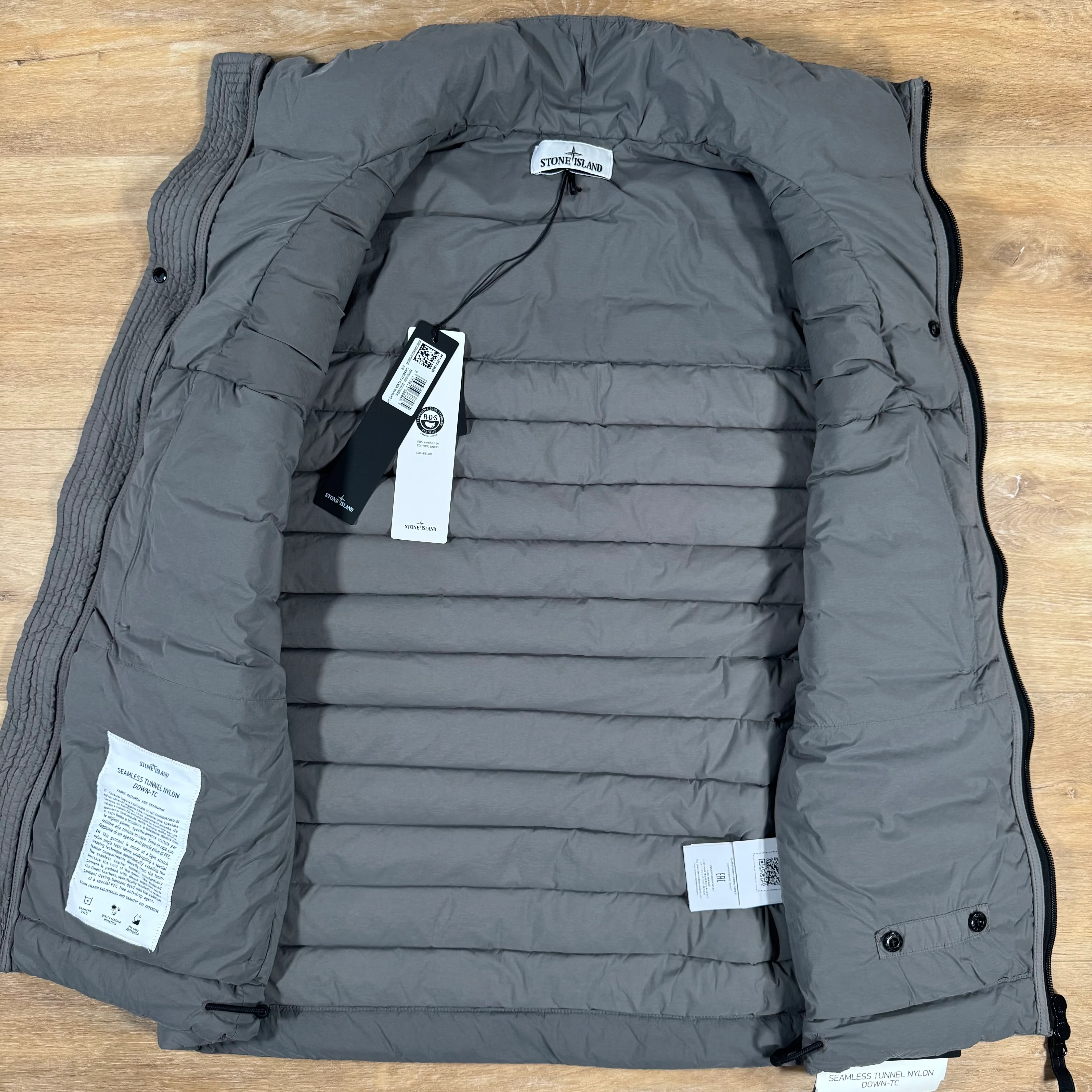 Stone Island Seamless Tunnel Nylon Down-TC Vest in Cement - Image 4