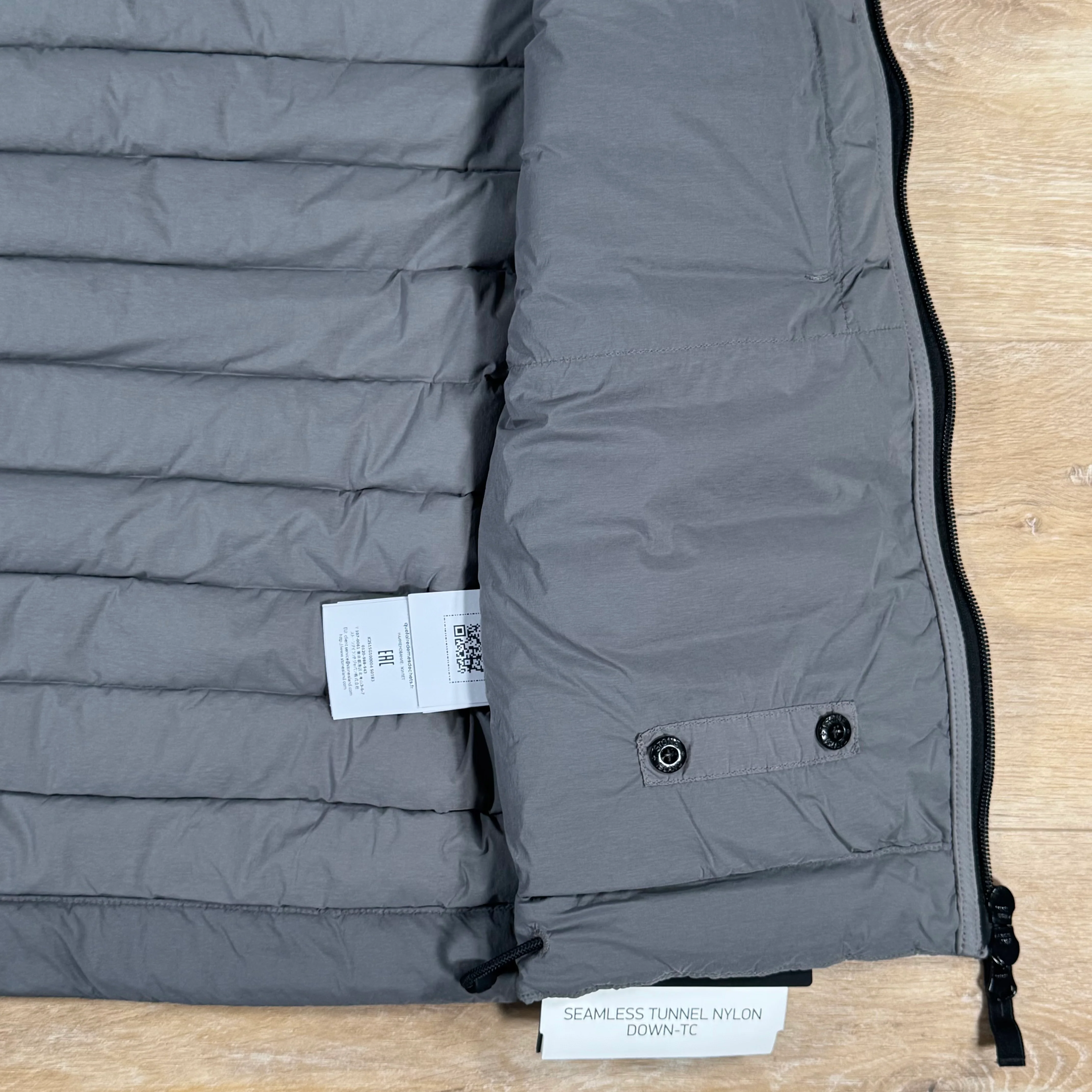 Stone Island Seamless Tunnel Nylon Down-TC Vest in Cement - Image 7